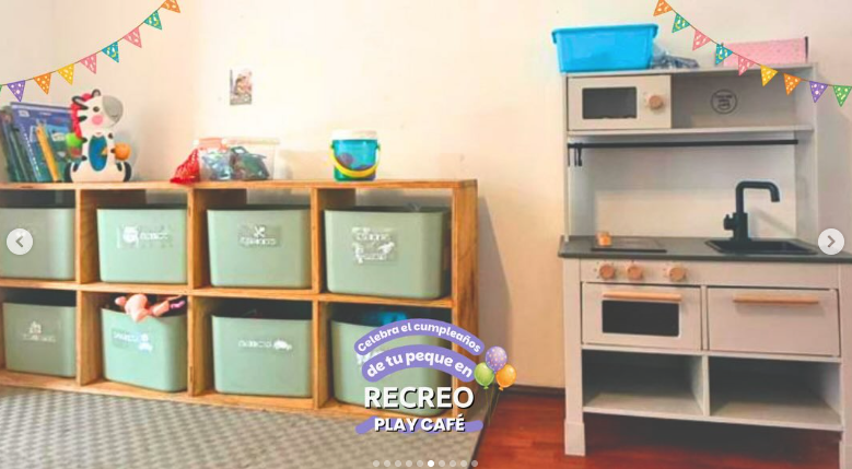 Rincón de juego con repisas ordenadas y cocina de juguete