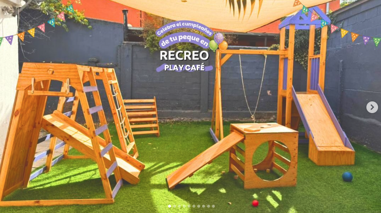 Patio de Recreo Play Café con juegos de madera, columpio y resbalín listo para un cumpleaños